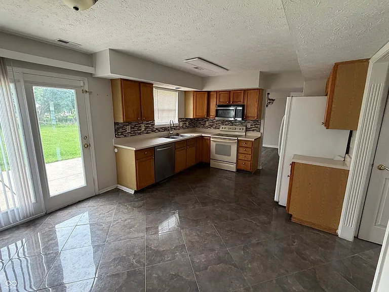 411 Garden Grace Dr — Photo 16
