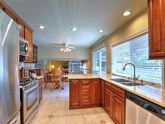 5th image of 5077 Glouchester Ct