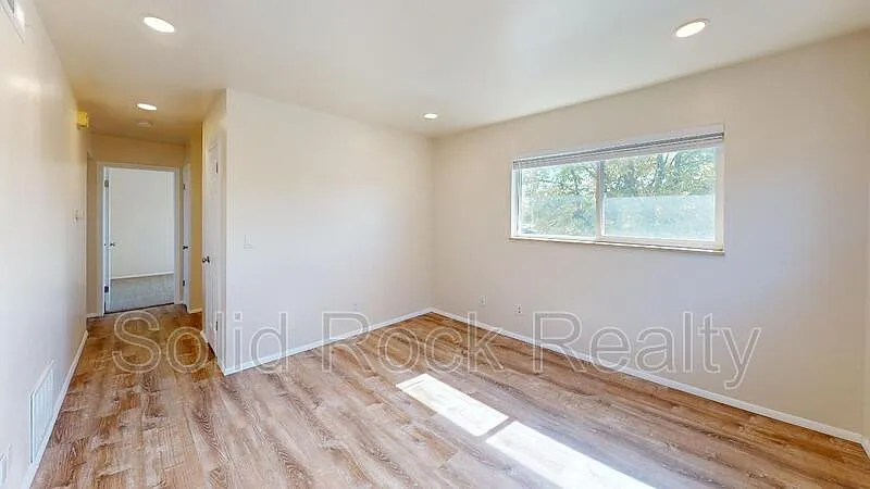 2 bed, 1.0 bath, 897 sqft, $1,373 — Photo 4