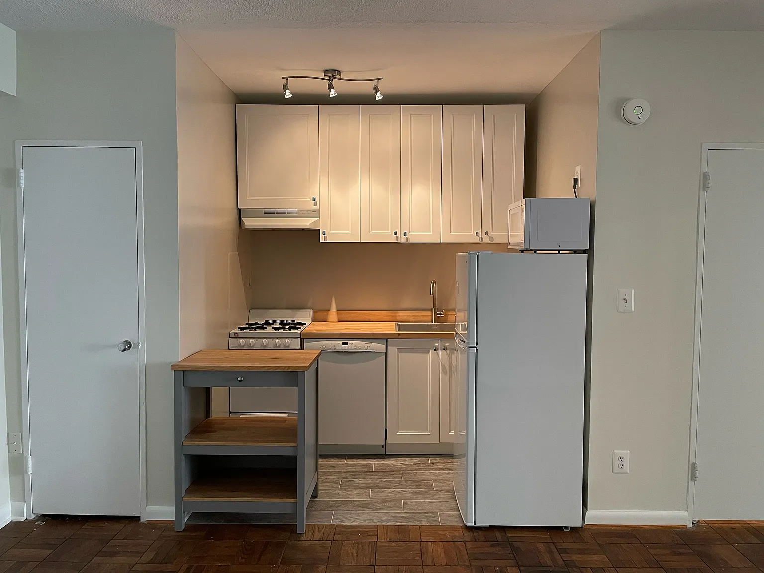 1 bed, 440 sqft, $1,950 — Photo 2