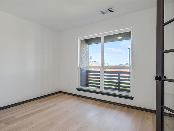 5th image of 626 Ozark Ln