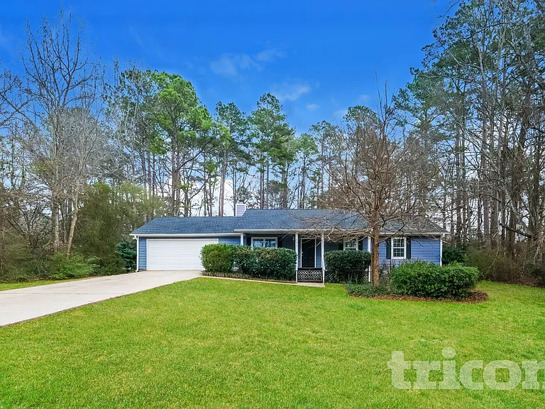 211 Robin Ln — Photo 1