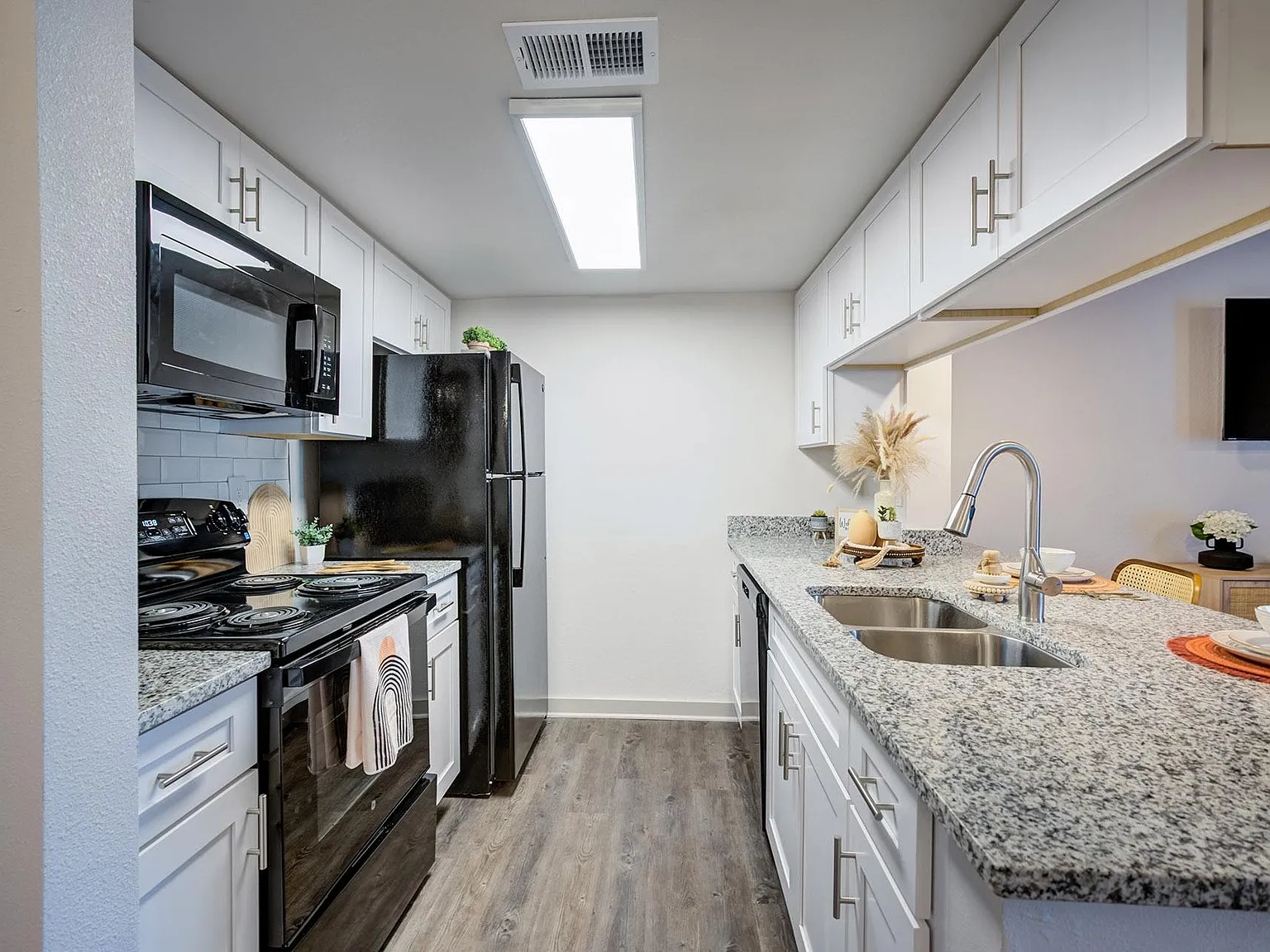 L'Estancia Apartment Homes — Photo 3