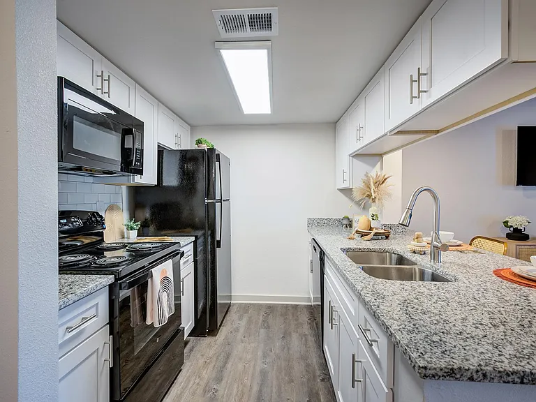 L'Estancia Apartment Homes — Photo 3