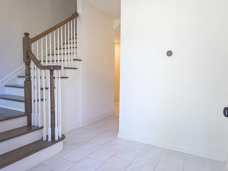 165 Roosevelt Dr — Photo 4