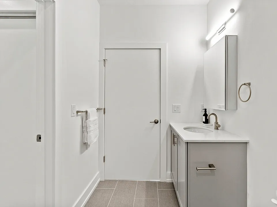 Experience luxury in this sleek modern bathroom designed for relaxation.