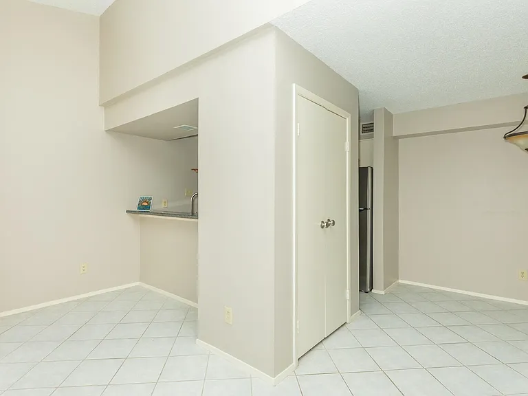 7128 N Holiday Dr — Photo 13