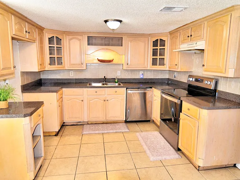 1412 W Shore Dr — Photo 4