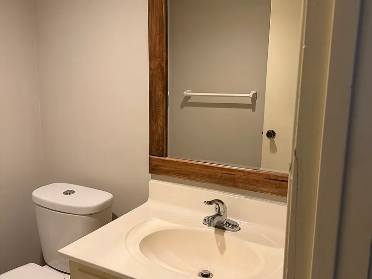 406 NE Independence Ave #A — Photo 8