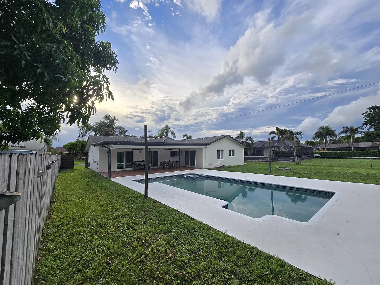 4 bed, 2.0 bath, 1733 sqft, $4,250 — Photo 2