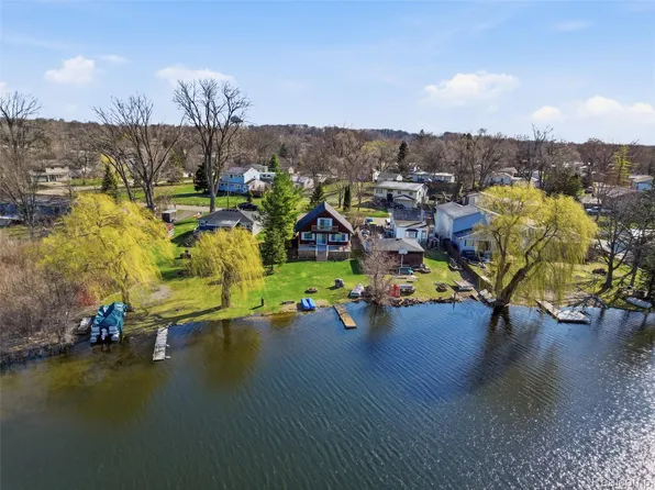 329 Lansing Dr, Waterford, MI 48328