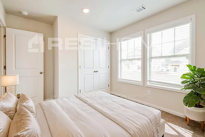 157 Meadowmark Dr W — Photo 12