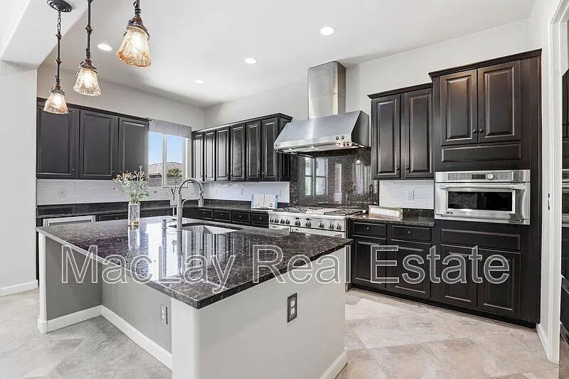 4 bed, 3.0 bath, 3046 sqft, $4,000 — Photo 3