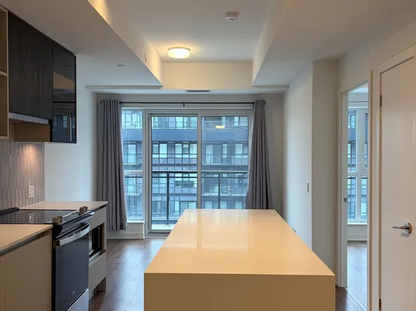 405 Dundas St W #814, Oakville, ON L6M 4M2