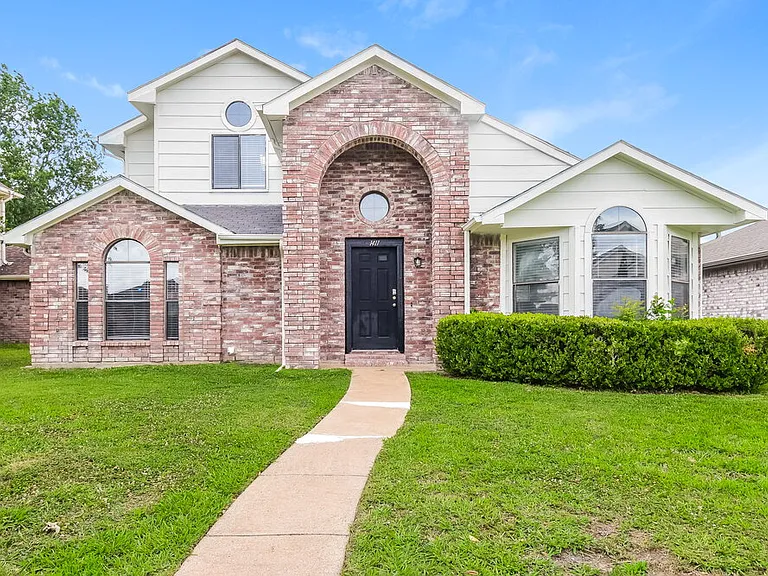 1411 Sandalwood Dr — Photo 1