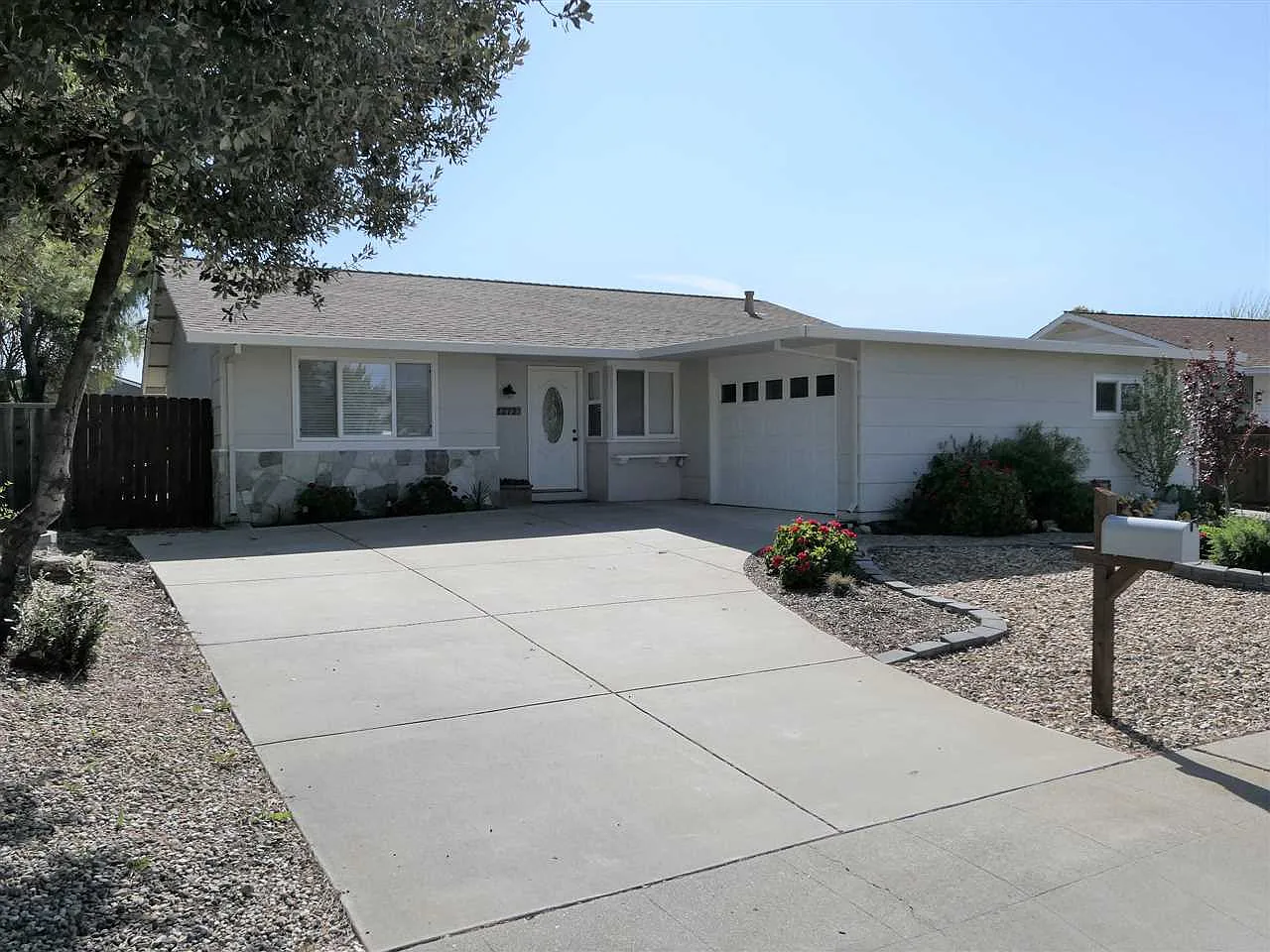 1273 Tulip Way photo 1