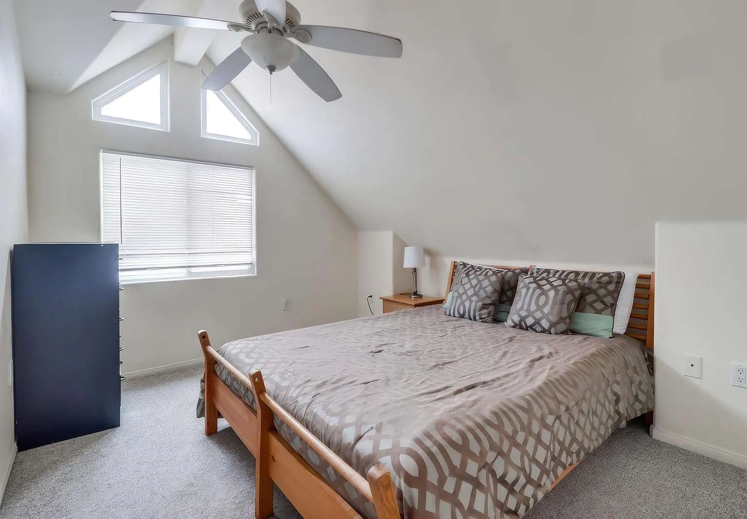 5 bed, 2200 sqft, $9,350 — Photo 4