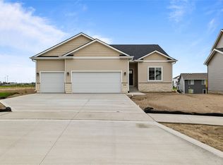 325 NW Lavelle Ct, Waukee, IA 50263