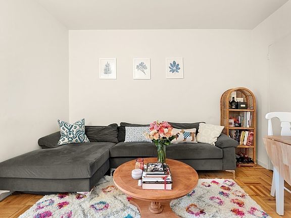 3rd image of 300 E 46th St #B2g