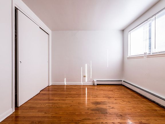 4th image of 14127 S School St #4584