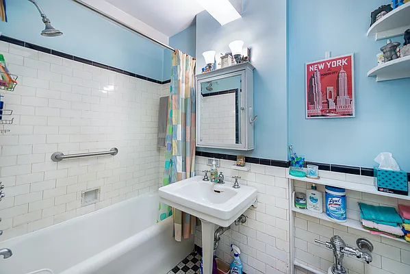 Sold by Century 21 Metropolitan | media 4