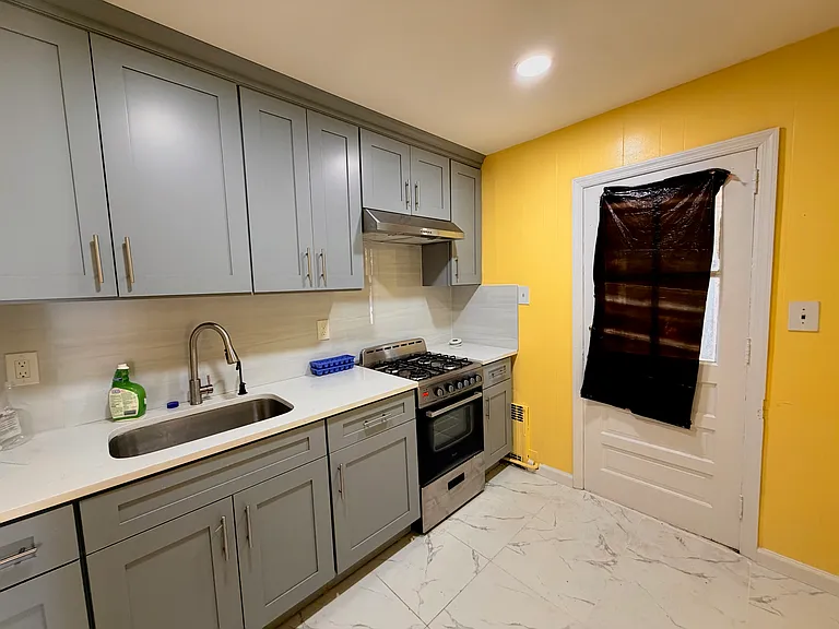 2585 Beach Dr — Photo 2
