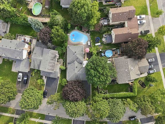 4th image of 621 Moorelands Cres