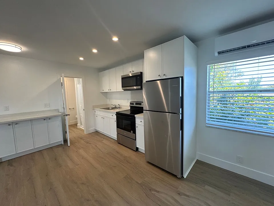 1409-1413 N Dixie Highway | 899 #1041-1045