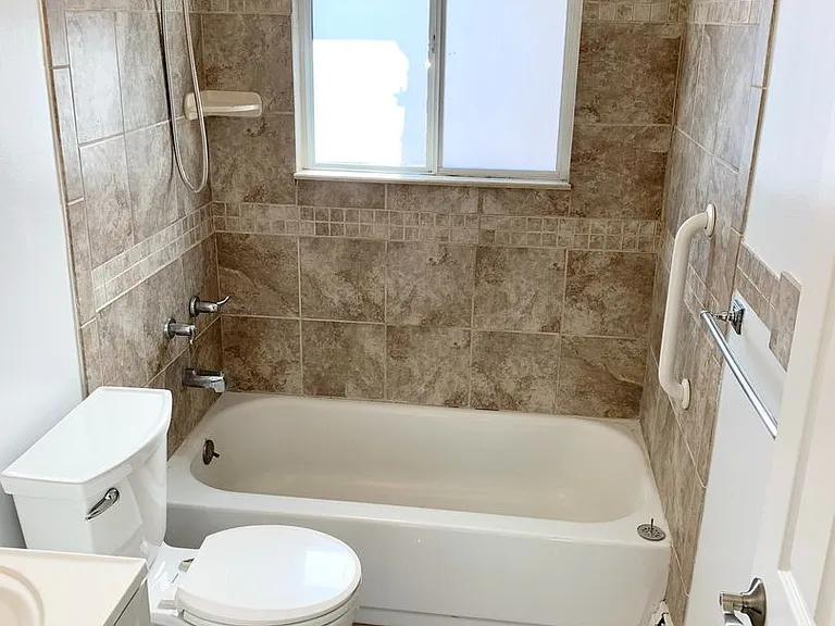 403-427 S Crooks Rd — Photo 15