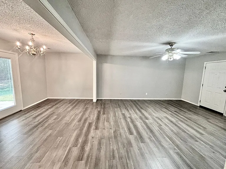 415 Valley Dr — Photo 3