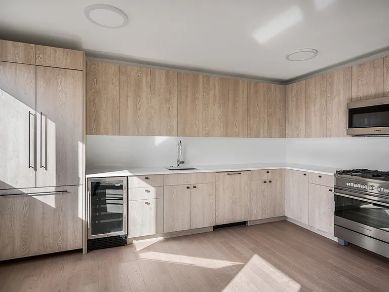220 E 72nd St #27F — Photo 3