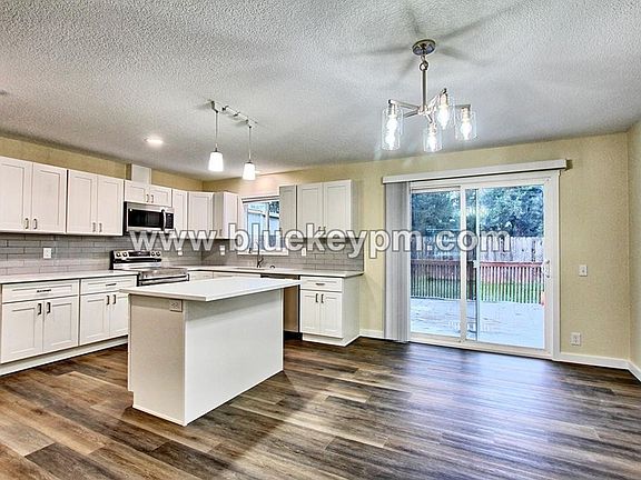 5th image of 10712 NE 96th St