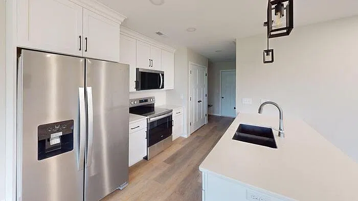 3 bed, 2.5 bath, $2,500 — Photo 2