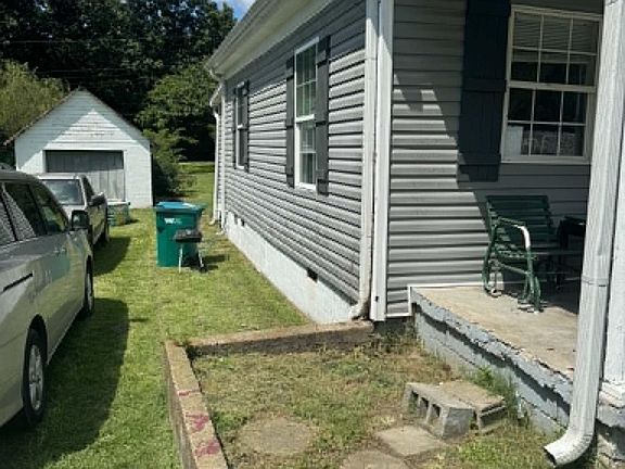 4th image of 383 Railroad Ave