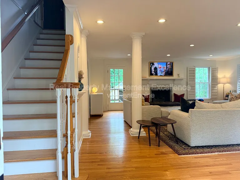 1208 Nottingham Dr — Photo 2