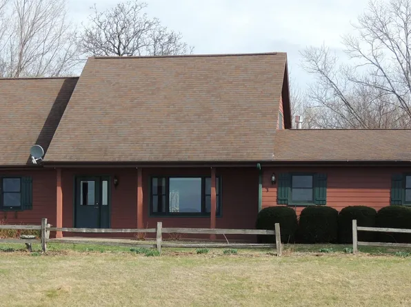 10853 Shagbark Rd, Dubuque, IA 52003