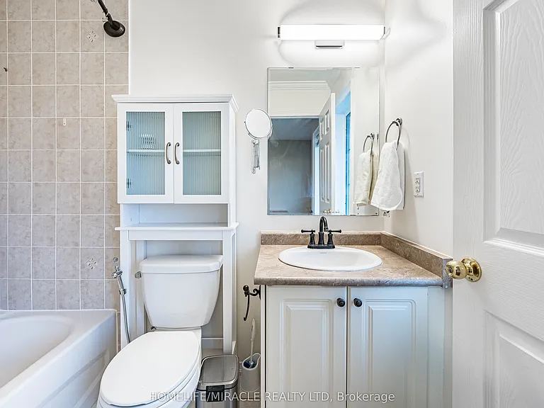 419 Rossland Rd E — Photo 30