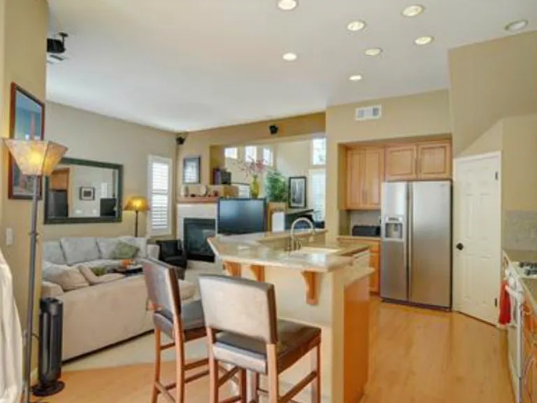 437 Kent Dr — Photo 2