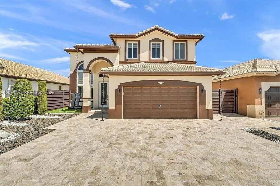 5 bed, 2916 sqft, $5,899 — Photo 3