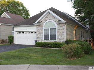 11 Plainview Ct, Ridge, NY 11961