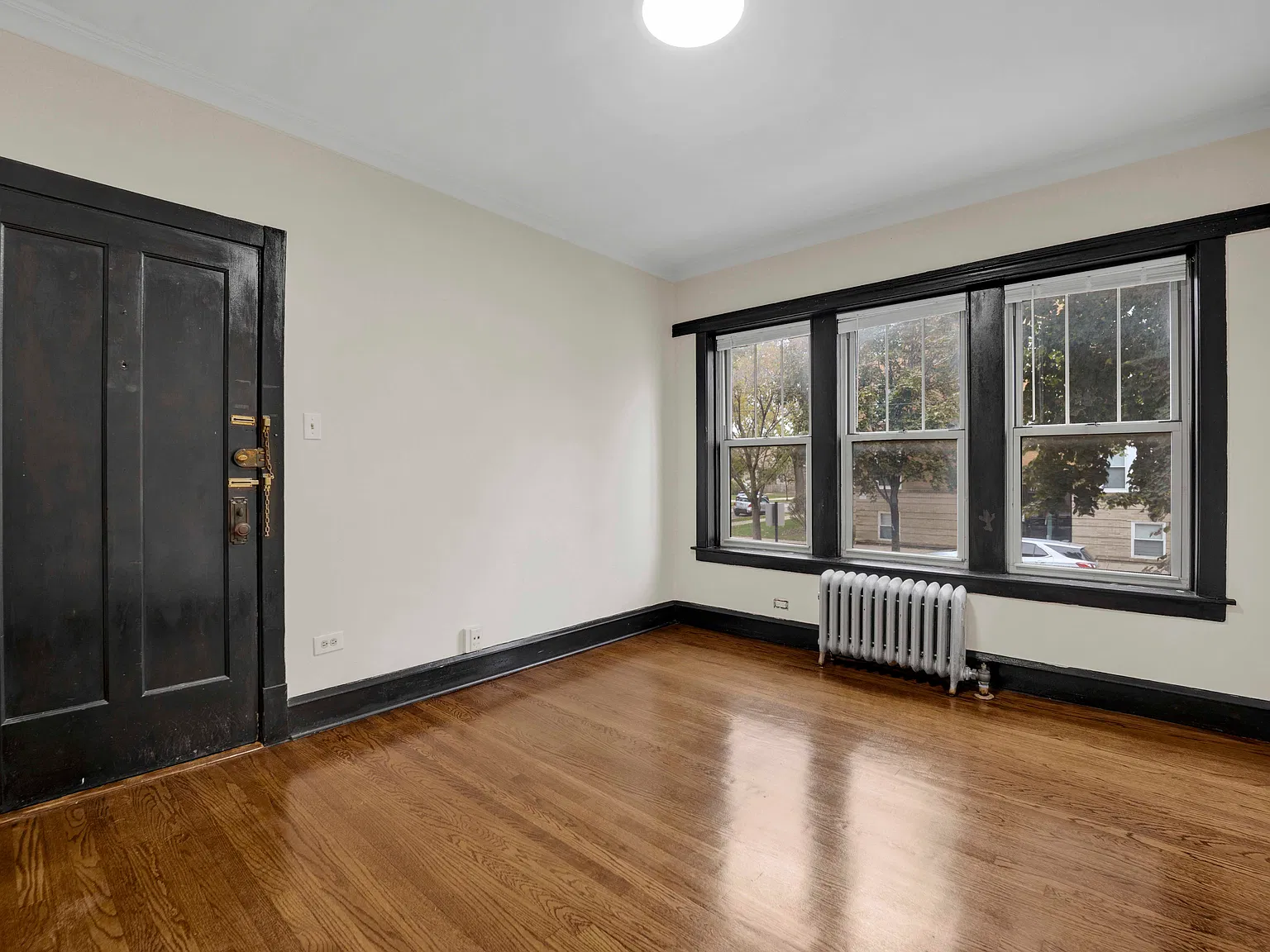 4744 W Roscoe St — Photo 3