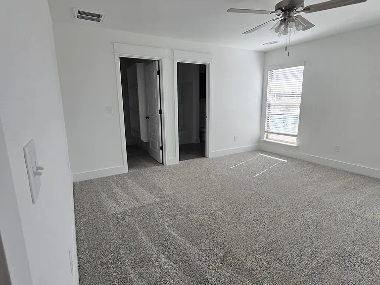 1620 E White Oak St — Photo 3