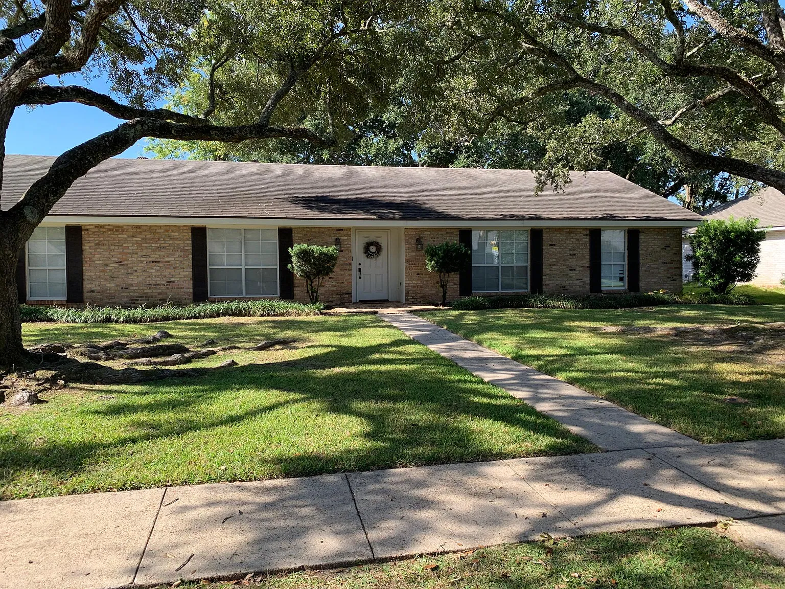 3 bed, 2400 sqft, $2,100 — Photo 2