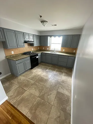 390 S 10th St #2B Photo 1