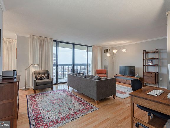 4th image of 400 Madison St APT 1406