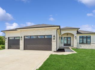 17527 N Valley Dr, Urbandale, IA 50323