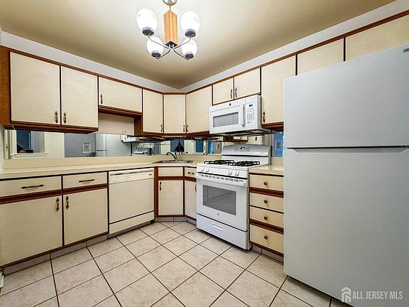 5th image of 312 Raintree Ct