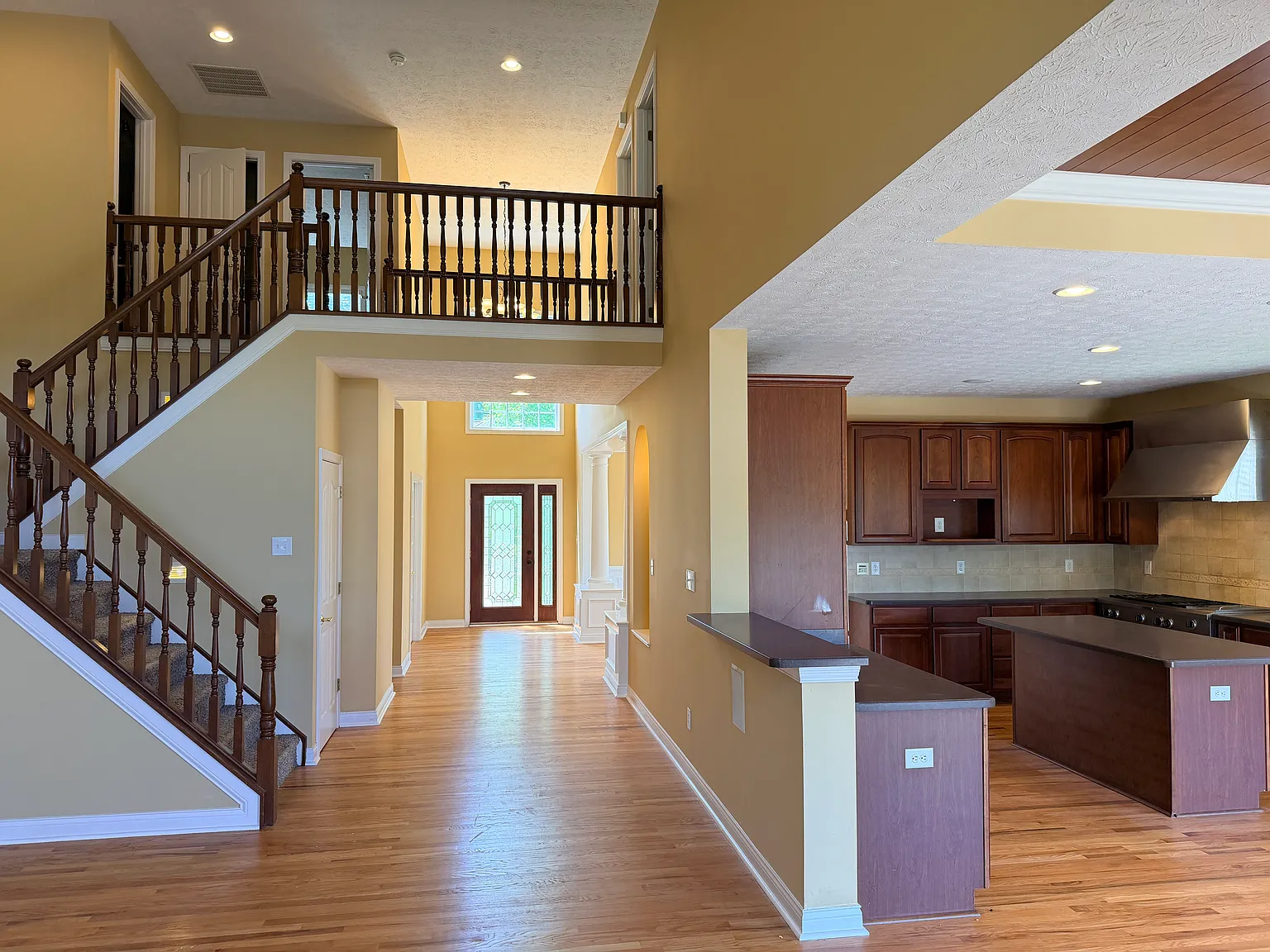 6 bed, 3.5 bath, 6647 sqft, $5,900 — Photo 2