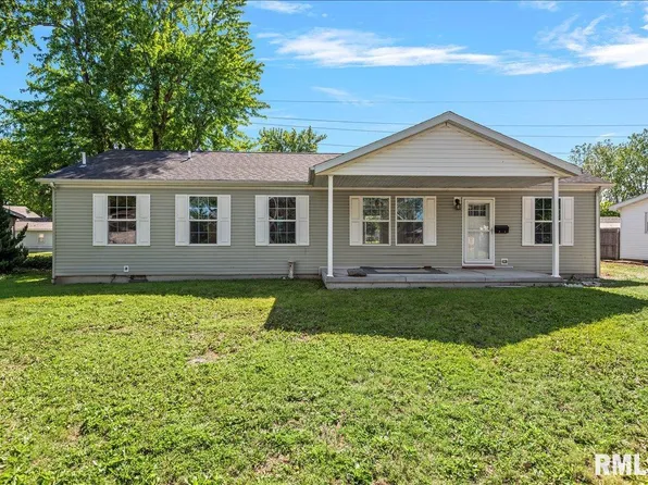 810 Country View St, Virden, IL 62690