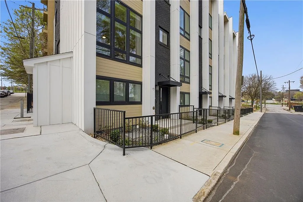 Building Photo - Markham St SW